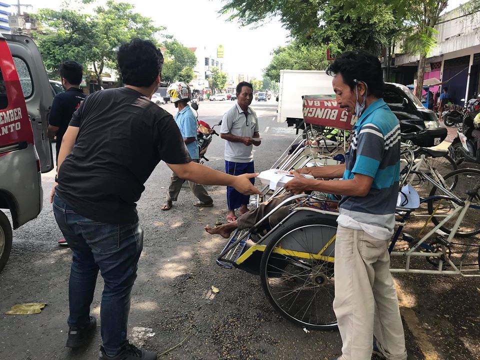 Jumat Berkah, Tim Hendy Siswanto Center Berbagi dengan Para Pekerja Upah Harian di Jember