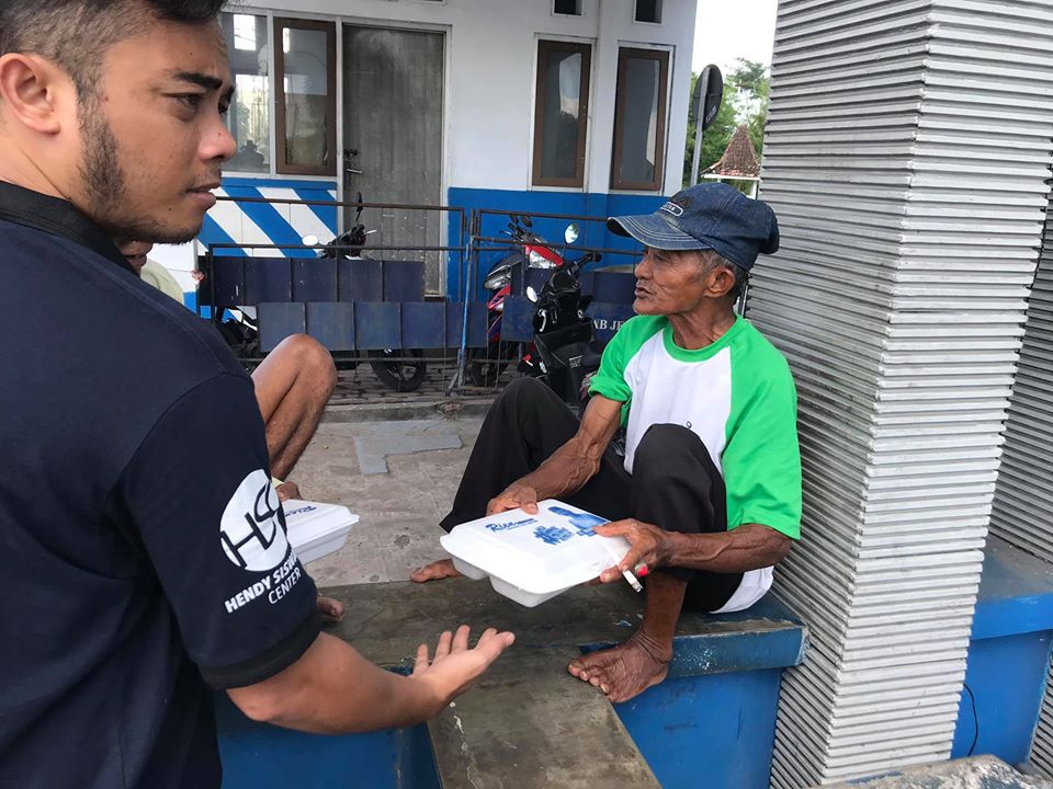 Jumat Berkah, Tim Hendy Siswanto Center Berbagi dengan Para Pekerja Upah Harian di Jember