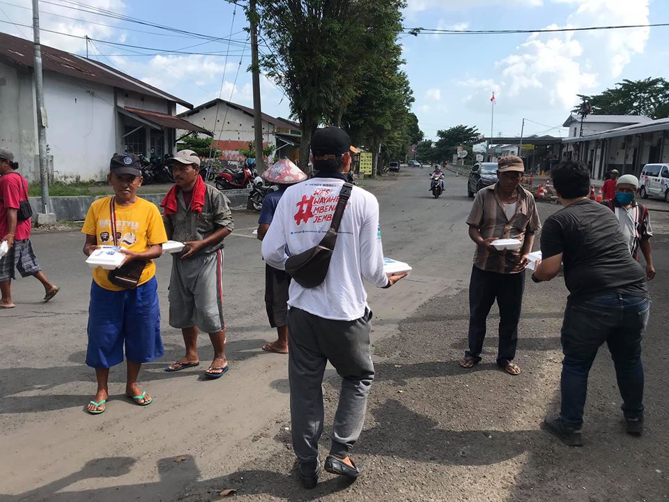 Jumat Berkah, Tim Hendy Siswanto Center Berbagi dengan Para Pekerja Upah Harian di Jember