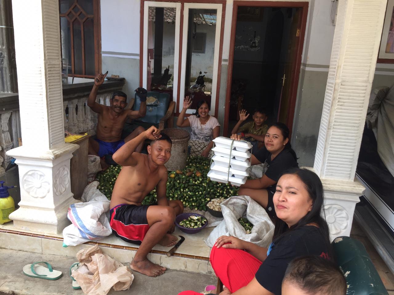 Tim Hendy Siswanto Bagikan Paket Makanan di Kecamatan Silo dan Kalisat, Jember