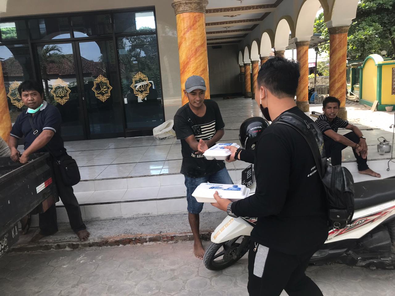 Tim Hendy Siswanto Bagikan Paket Makanan di Kecamatan Silo dan Kalisat, Jember