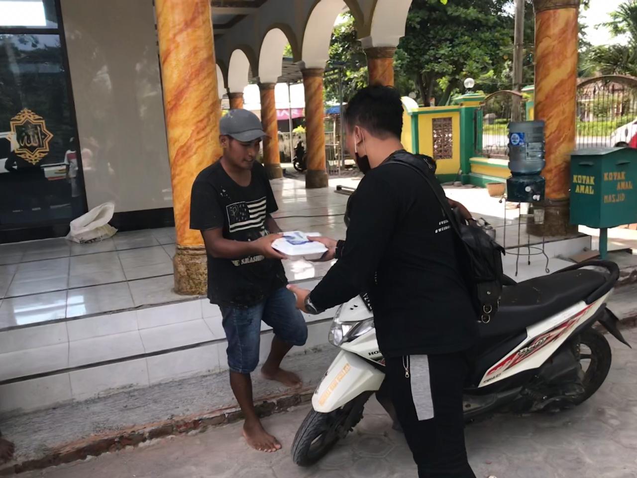 Tim Hendy Siswanto Bagikan Paket Makanan di Kecamatan Silo dan Kalisat, Jember
