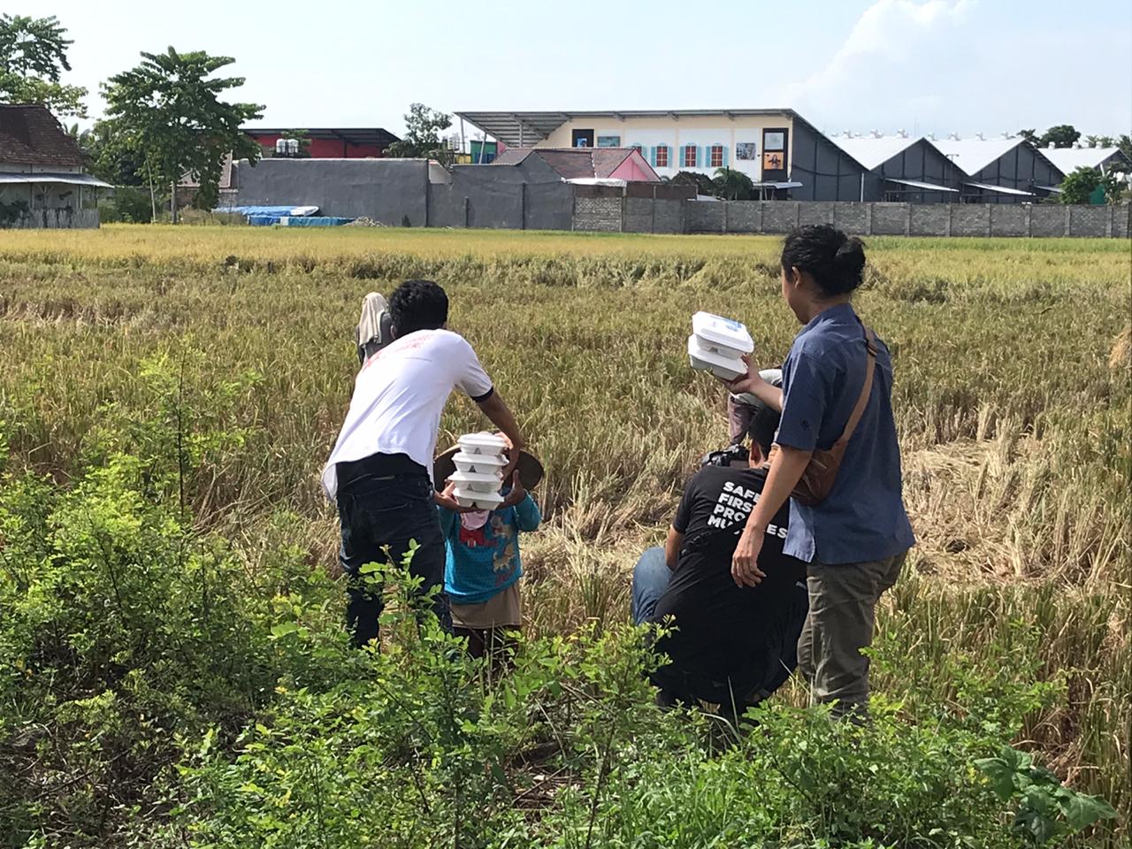 Tim Hendy Siswanto Bagikan Paket Makanan di Kecamatan Silo dan Kalisat, Jember