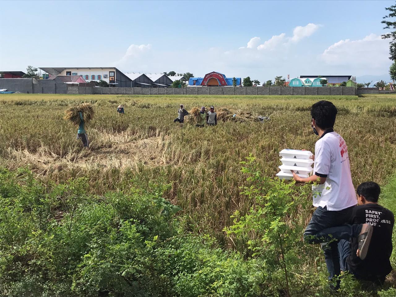 Tim Hendy Siswanto Bagikan Paket Makanan di Kecamatan Silo dan Kalisat, Jember