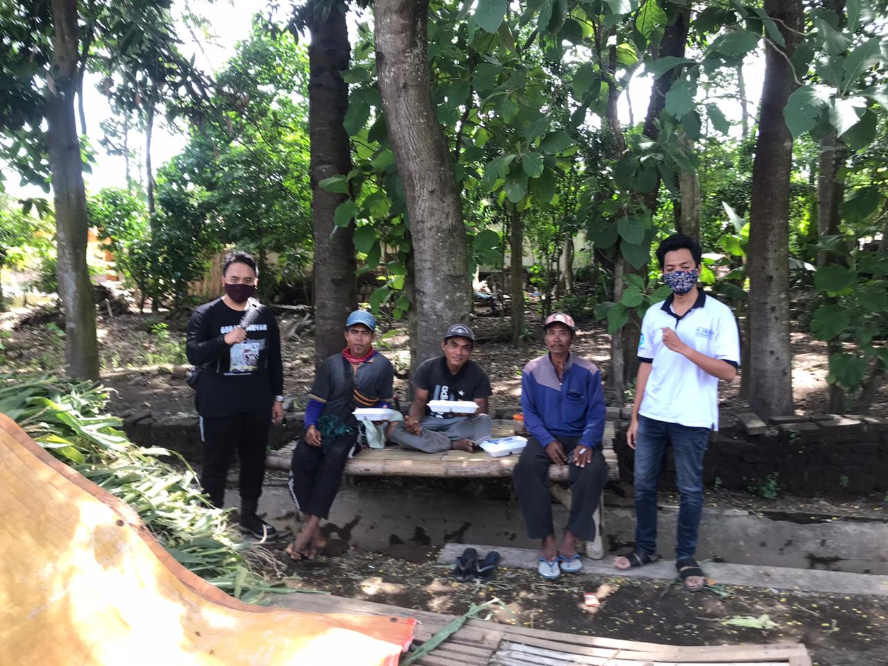 Tim Hendy Siswanto Bagikan Paket Makanan di Kecamatan Silo dan Kalisat, Jember