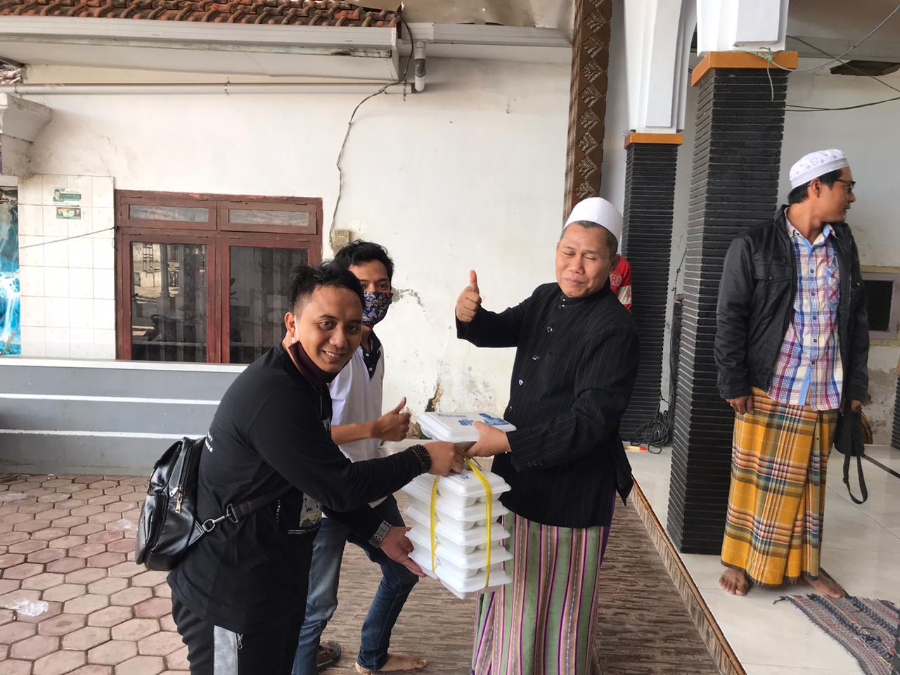 Tim Hendy Siswanto Bagikan Paket Makanan di Kecamatan Silo dan Kalisat, Jember