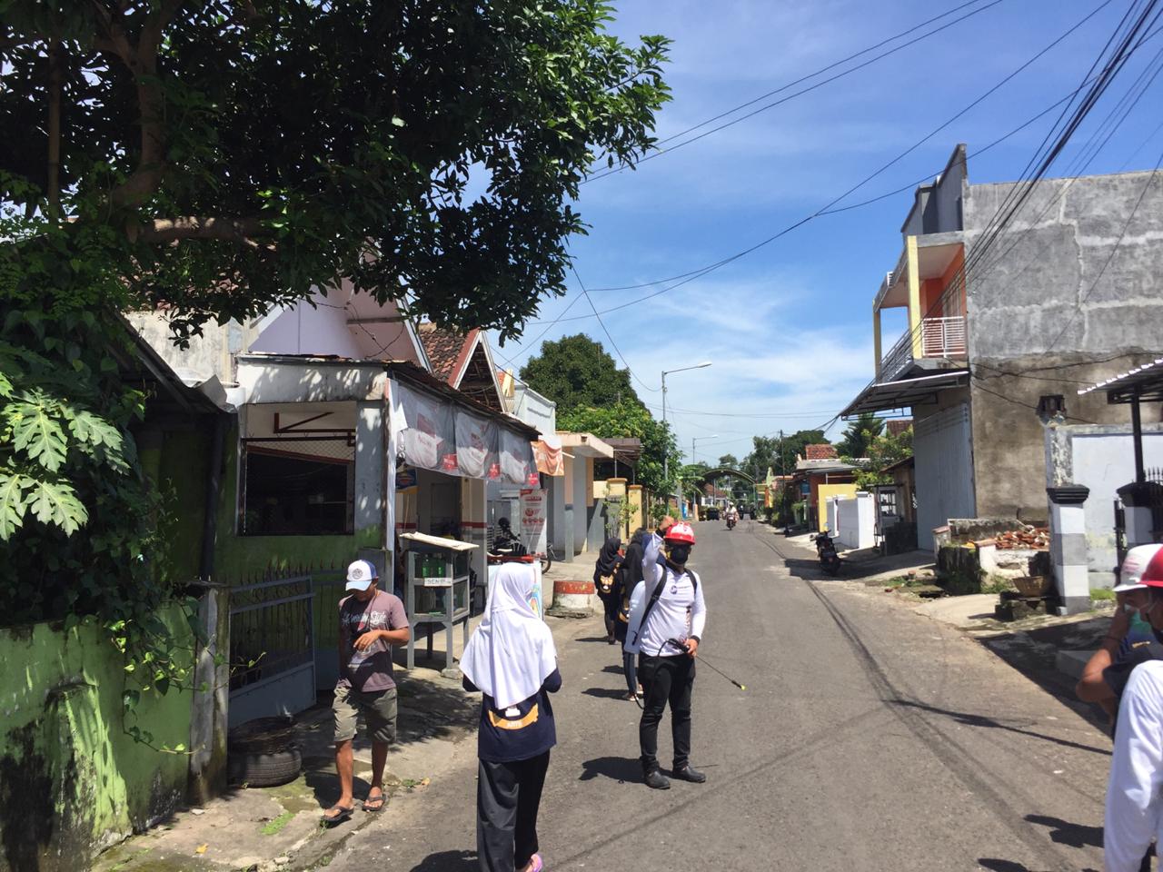 Tim H Hendy Siswanto Lakukan Penyemprotan Disinfektan di Gebang Bungur, Jember