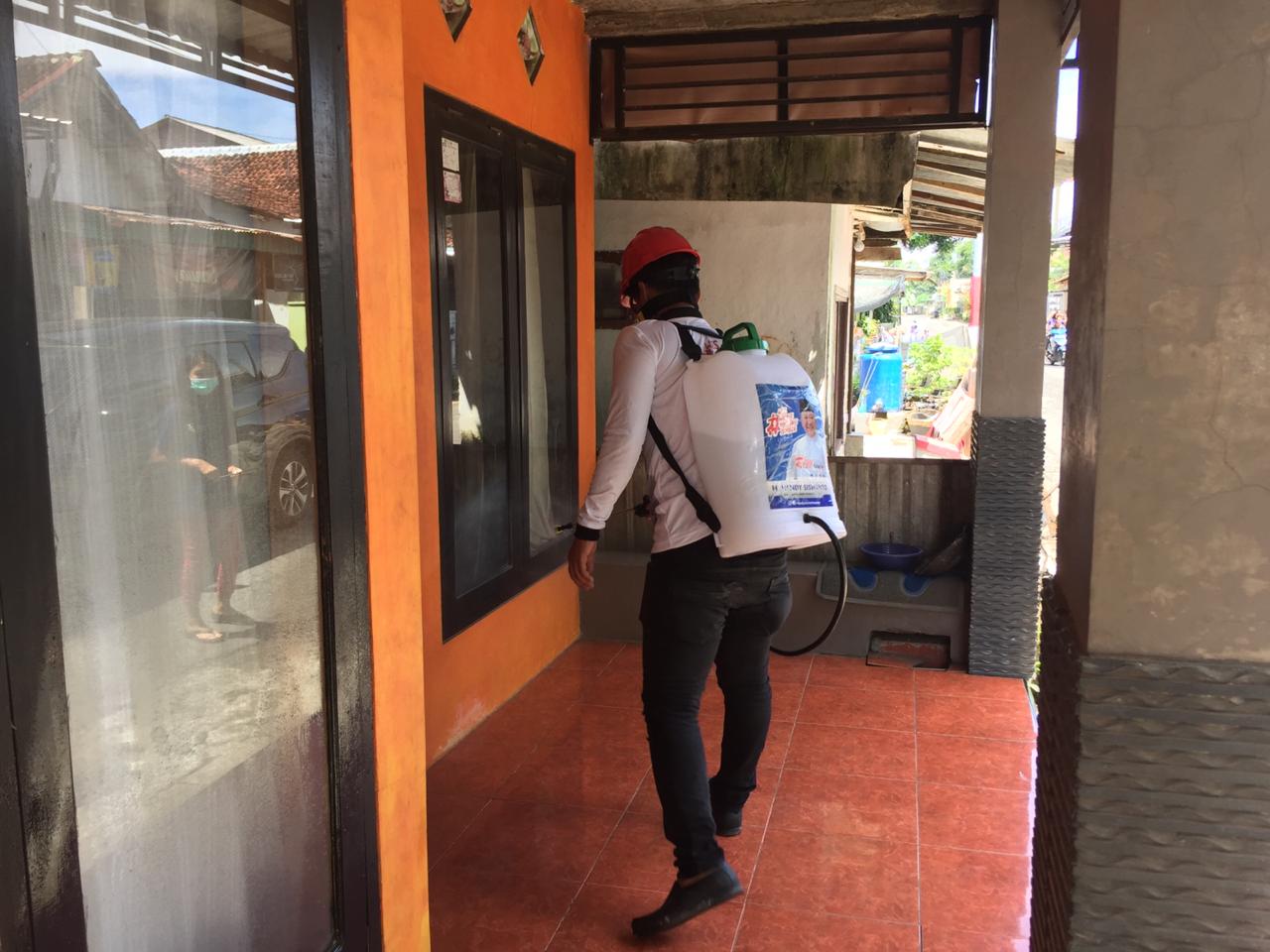 Tim H Hendy Siswanto Lakukan Penyemprotan Disinfektan di Gebang Bungur, Jember