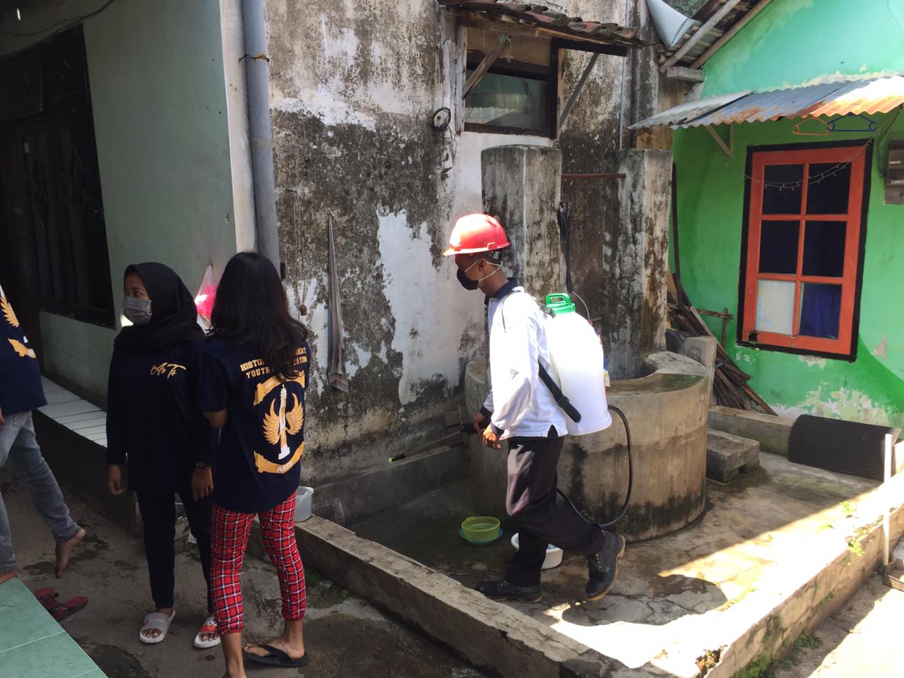 Tim H Hendy Siswanto Lakukan Penyemprotan Disinfektan di Gebang Bungur, Jember