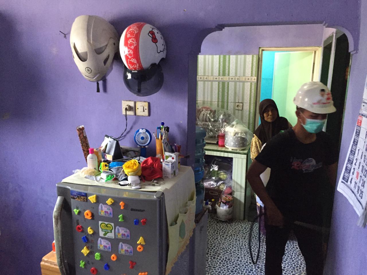 Tim H Hendy Siswanto Lakukan Penyemprotan Disinfektan di Gebang Bungur, Jember