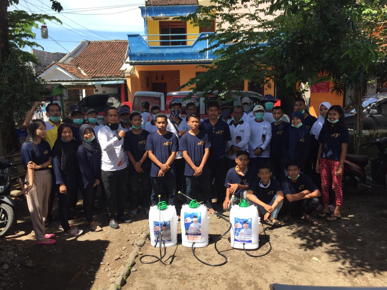 Tim H Hendy Siswanto Lakukan Penyemprotan Disinfektan di Gebang Bungur, Jember