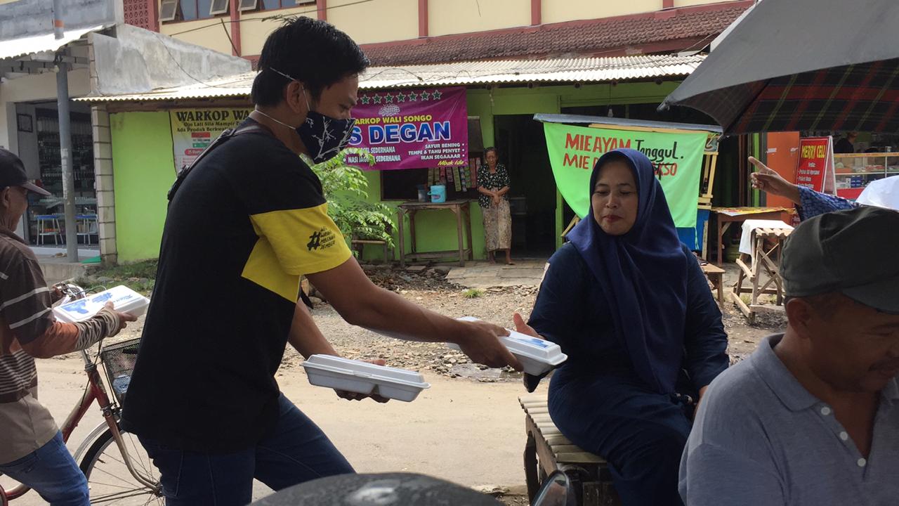Tim Hendy Siswanto Terus Bagikan Paket Makanan, Kali ini di Kecamatan Tanggul dan Semboro