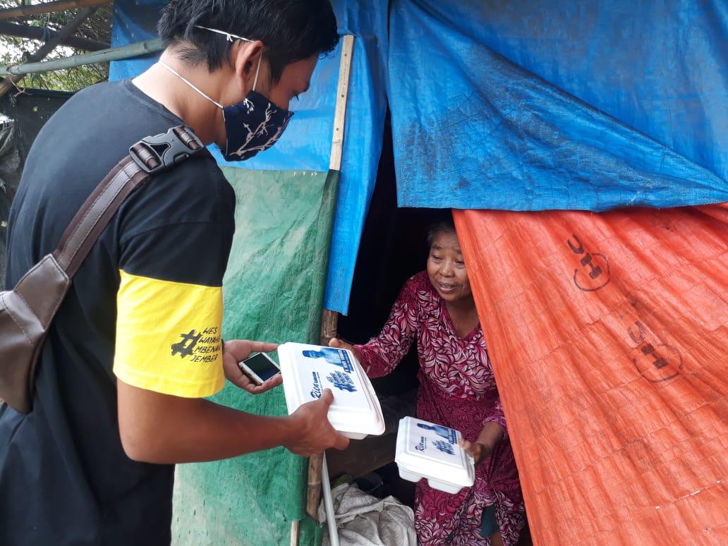 Tim Hendy Siswanto Terus Bagikan Paket Makanan, Kali ini di Kecamatan Tanggul dan Semboro