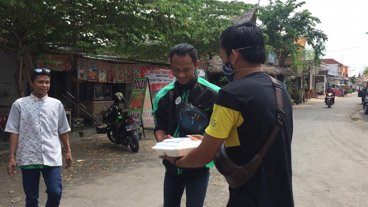 Tim Hendy Siswanto Terus Bagikan Paket Makanan, Kali ini di Kecamatan Tanggul dan Semboro