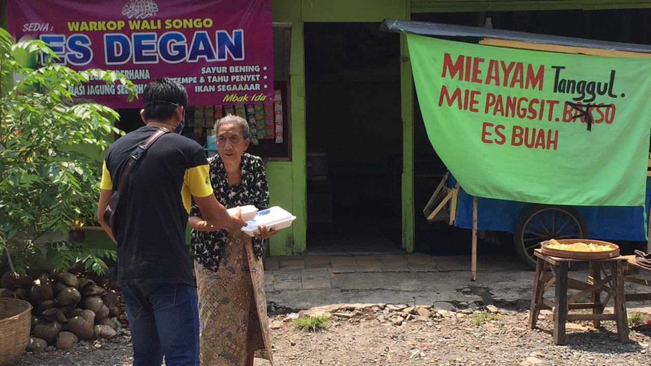 Tim Hendy Siswanto Terus Bagikan Paket Makanan, Kali ini di Kecamatan Tanggul dan Semboro