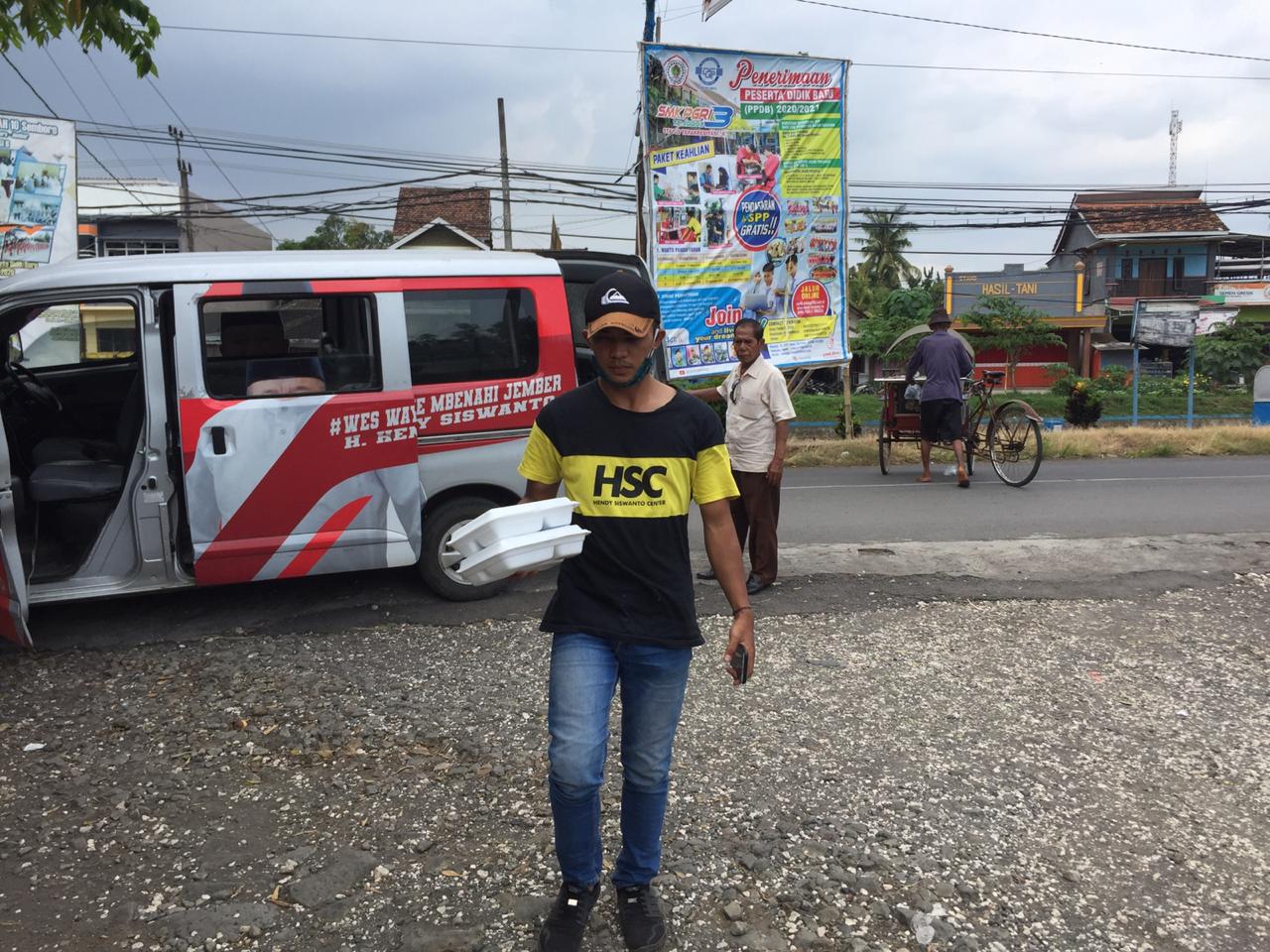 Tim Hendy Siswanto Terus Bagikan Paket Makanan, Kali ini di Kecamatan Tanggul dan Semboro
