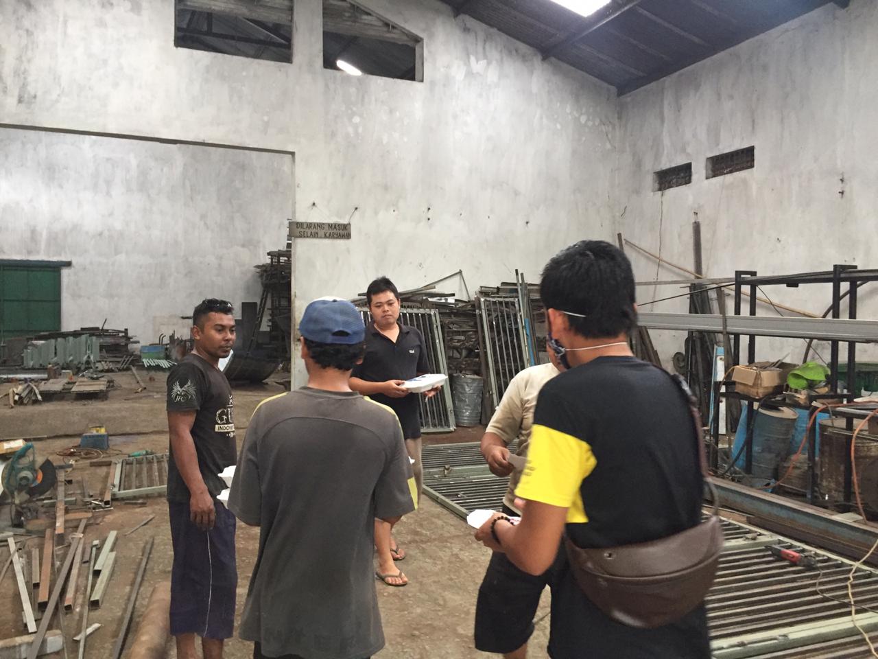 Tim Hendy Siswanto Terus Bagikan Paket Makanan, Kali ini di Kecamatan Tanggul dan Semboro