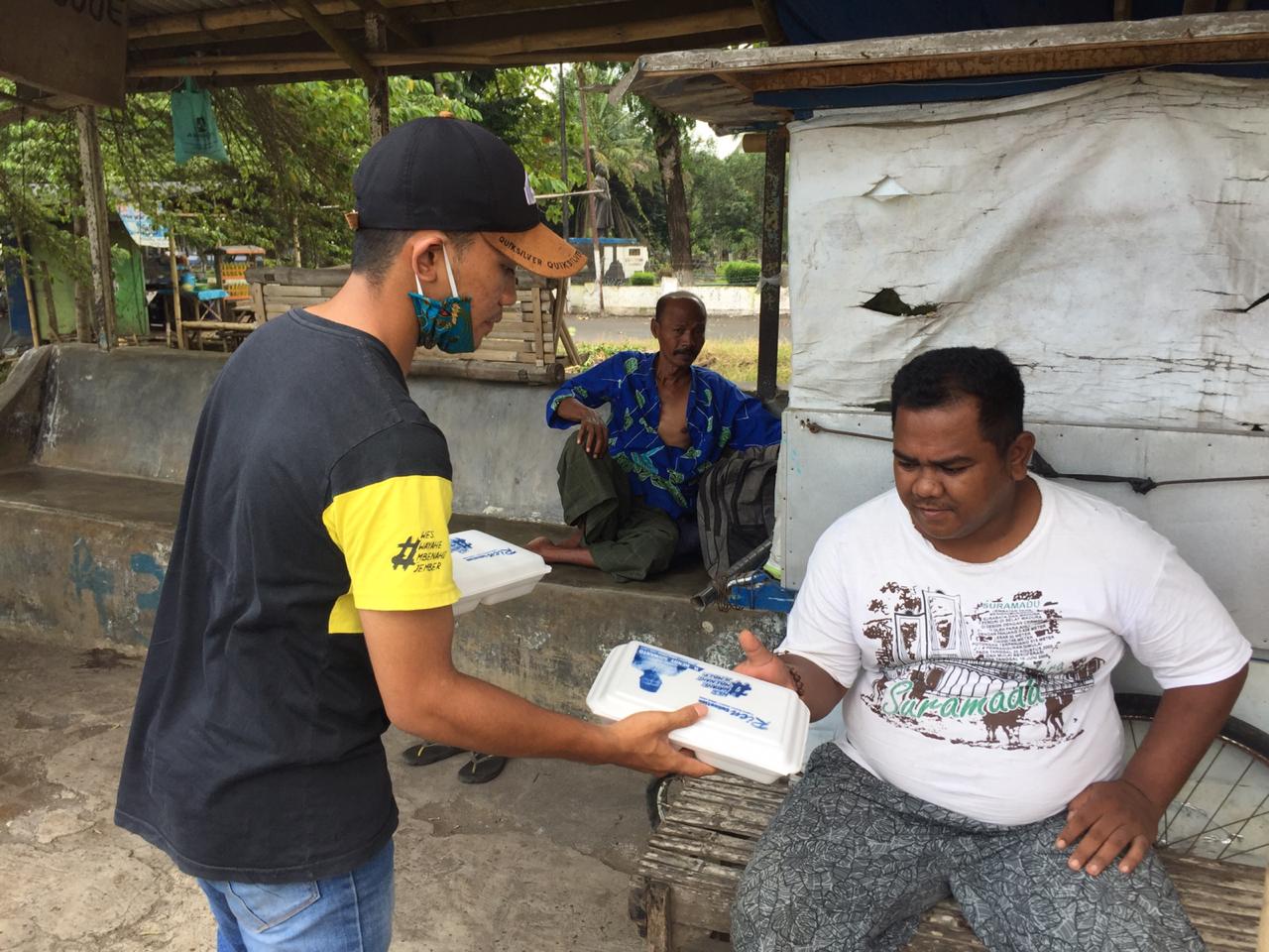 Tim Hendy Siswanto Terus Bagikan Paket Makanan, Kali ini di Kecamatan Tanggul dan Semboro