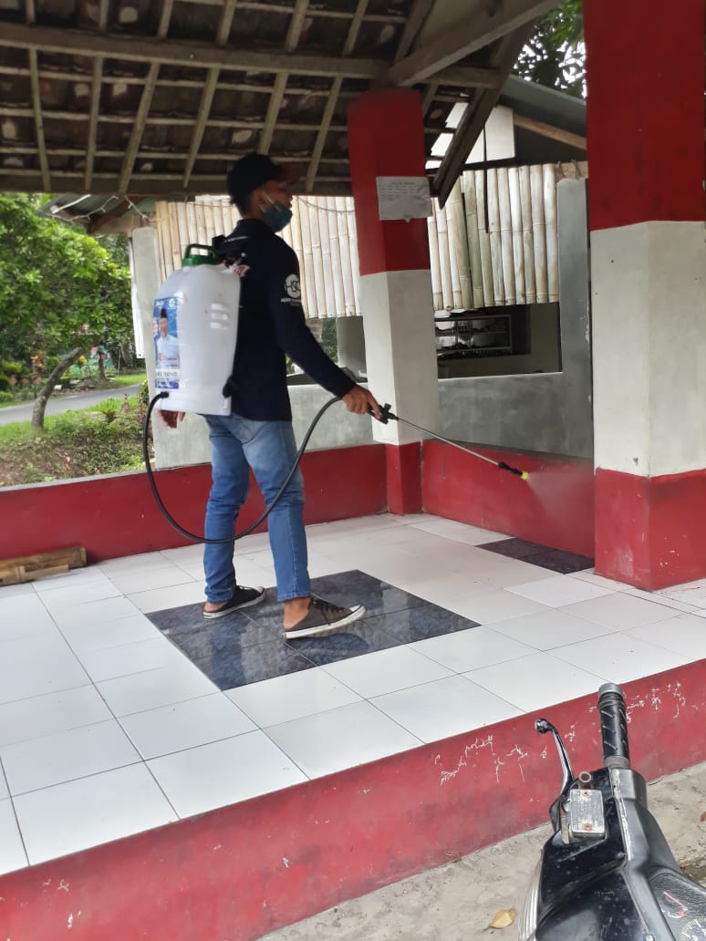 Penyemprotan Disinfektan oleh Tim Hendy Siswanto di Desa Tambak Rejo Gumukmas, Jember