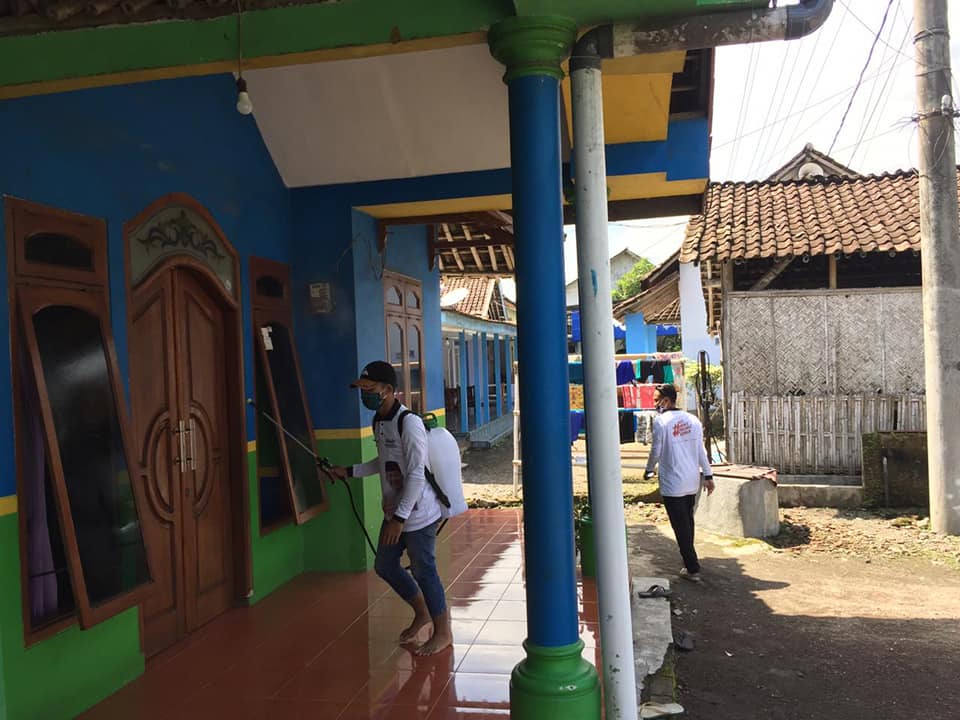 Tim Hendy Siswanto Center Kembali Lakukan Penyemprotan Disinfektan di Jember