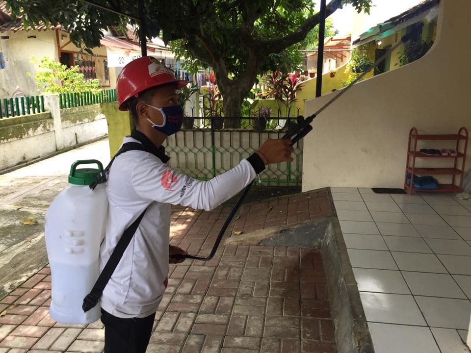 Tak Kenal Lelah, Tim HSC Terus Lakukan Penyemprotan Disinfektan di Jember