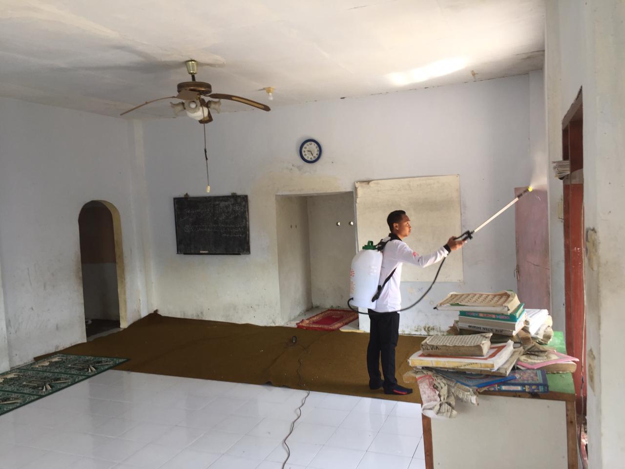Penyemprotan Disinfektan oleh Tim HSC di Desa Patemon, Pakusari, Jember
