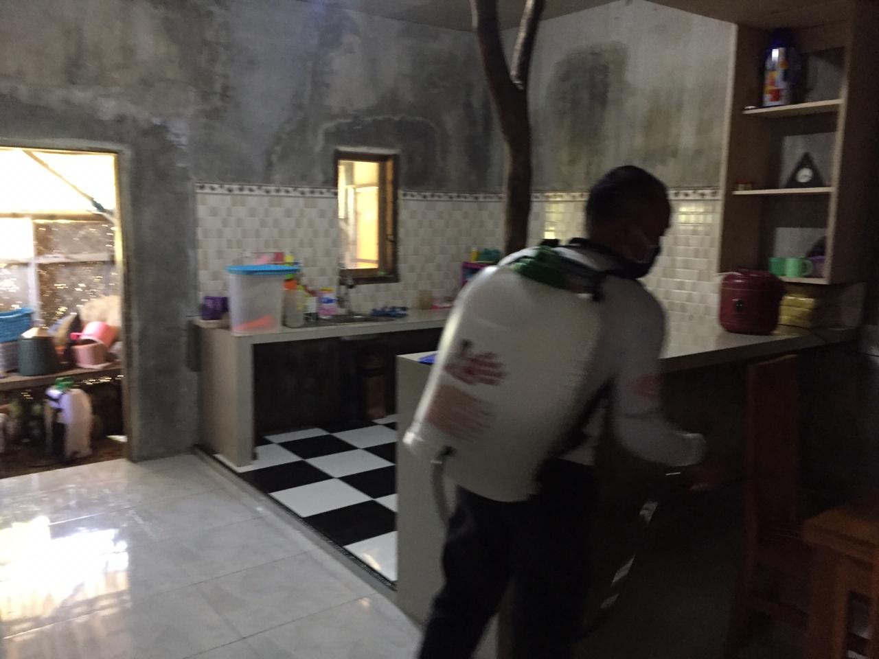 Penyemprotan Disinfektan oleh Tim HSC di Desa Patemon, Pakusari, Jember