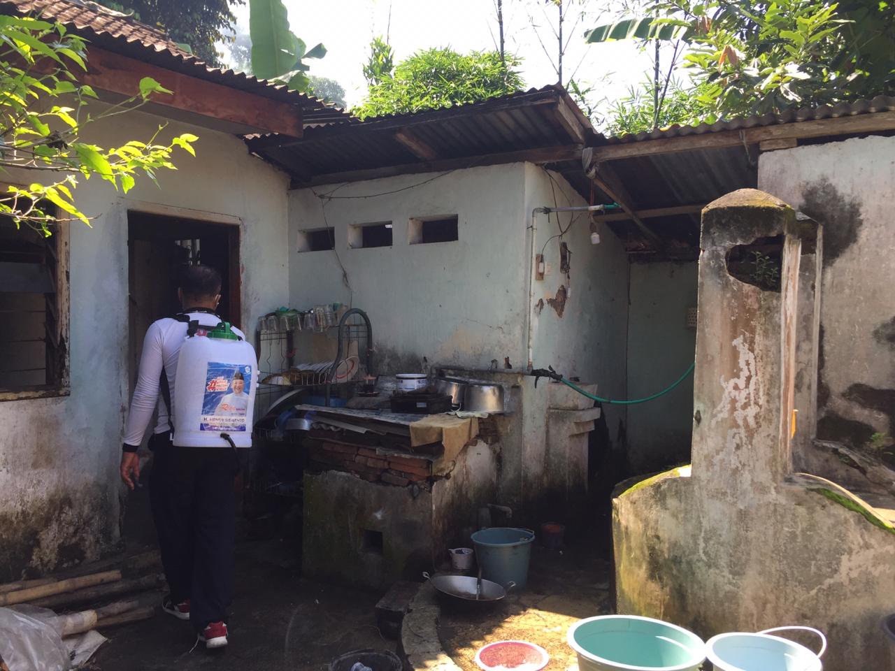 Penyemprotan Disinfektan oleh Tim HSC di Desa Patemon, Pakusari, Jember