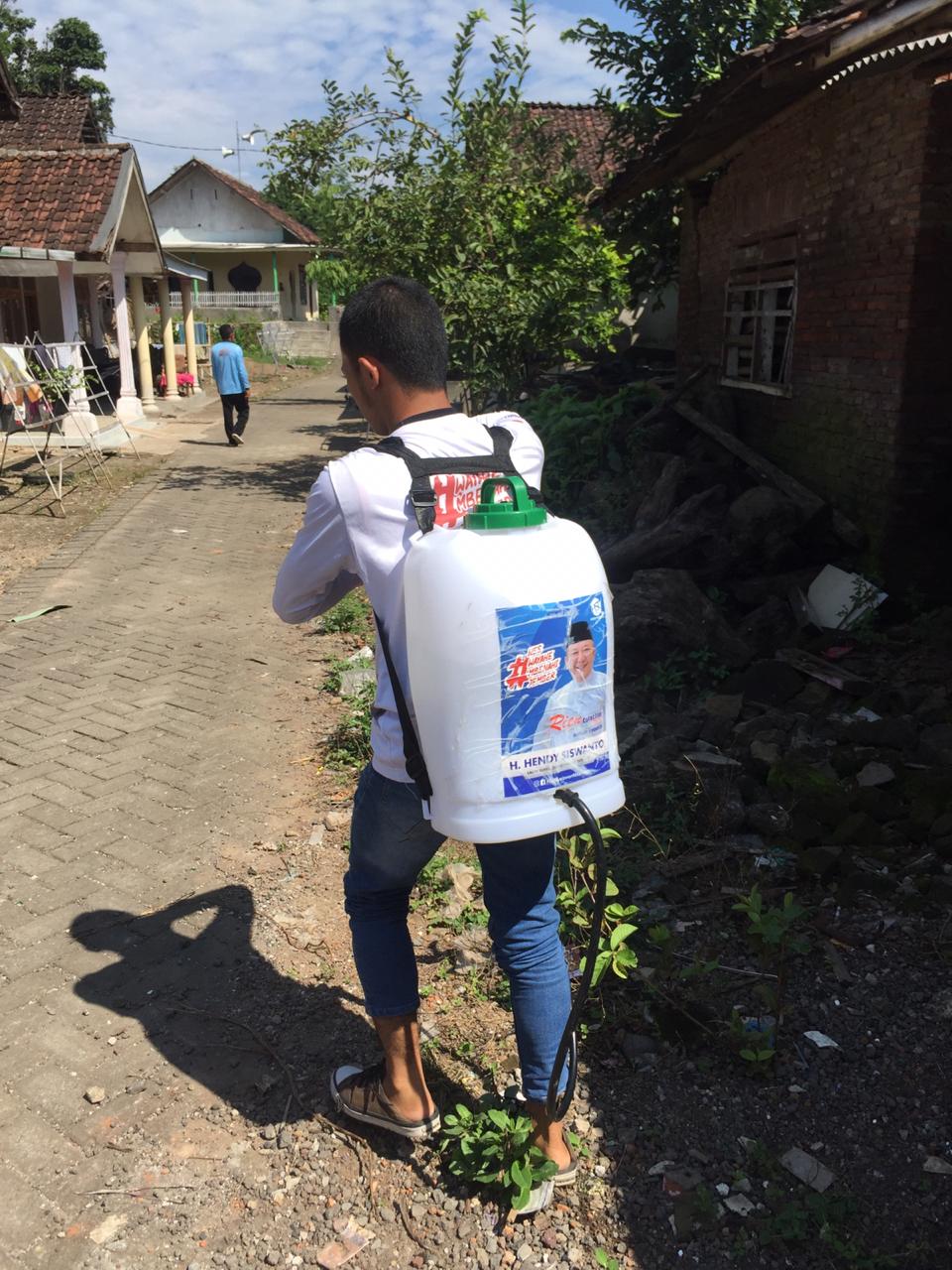 Penyemprotan Disinfektan oleh Tim HSC di Desa Patemon, Pakusari, Jember