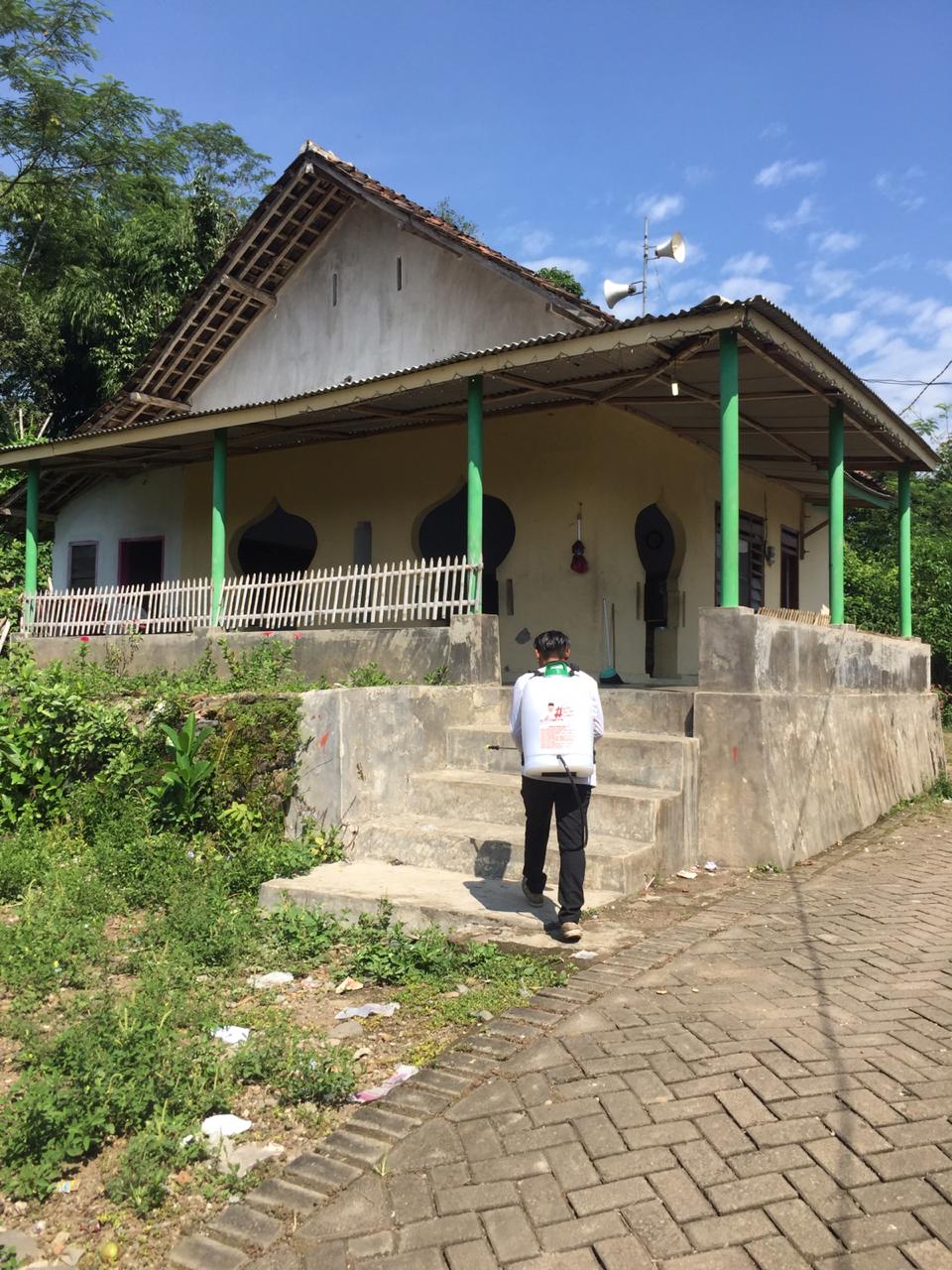 Penyemprotan Disinfektan oleh Tim HSC di Desa Patemon, Pakusari, Jember