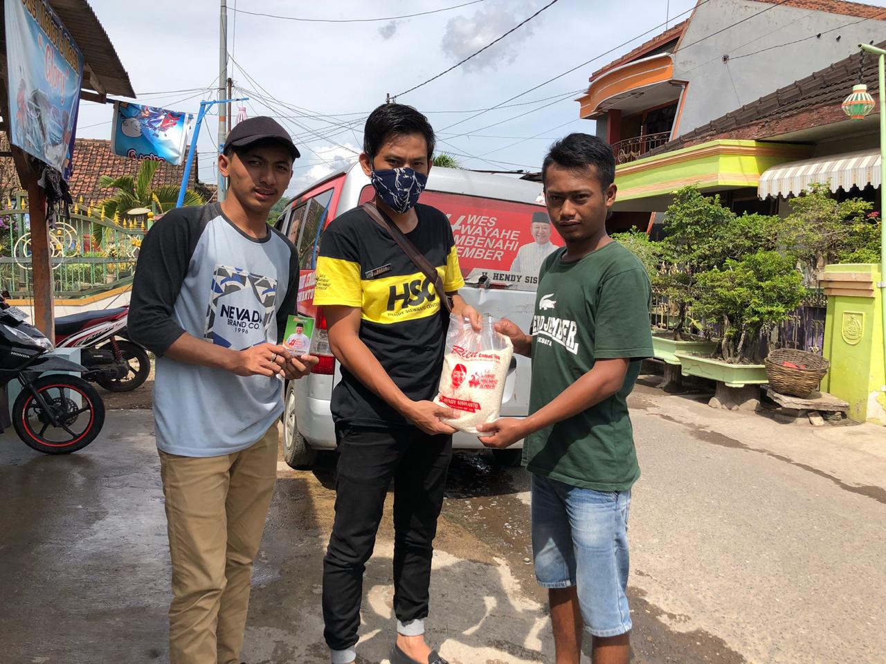 Di Bulan Ramadhan, Tim Hendy Siswanto Berbagi Paket Sembako di Beberapa Wilayah Jember