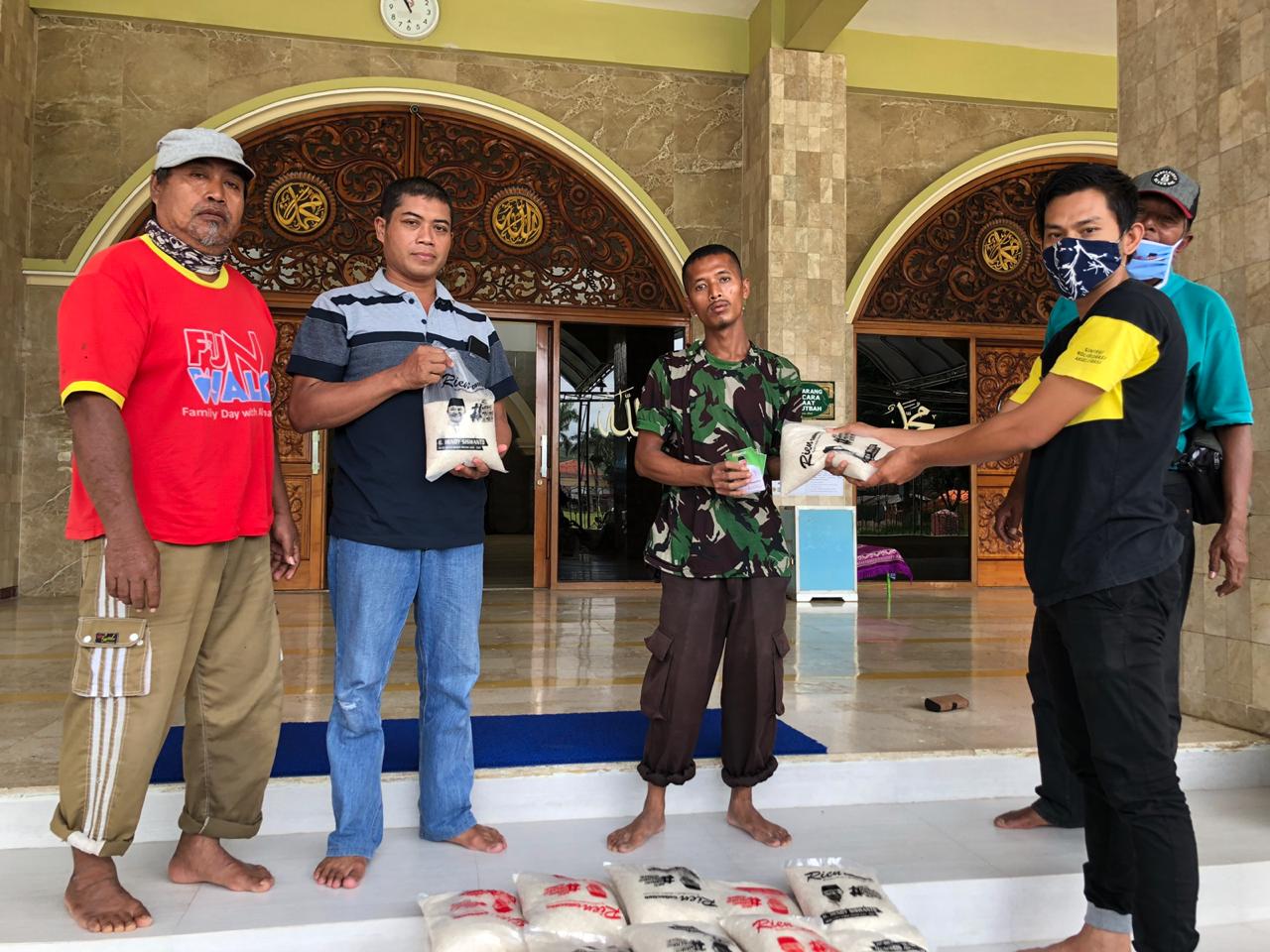 Di Bulan Ramadhan, Tim Hendy Siswanto Berbagi Paket Sembako di Beberapa Wilayah Jember