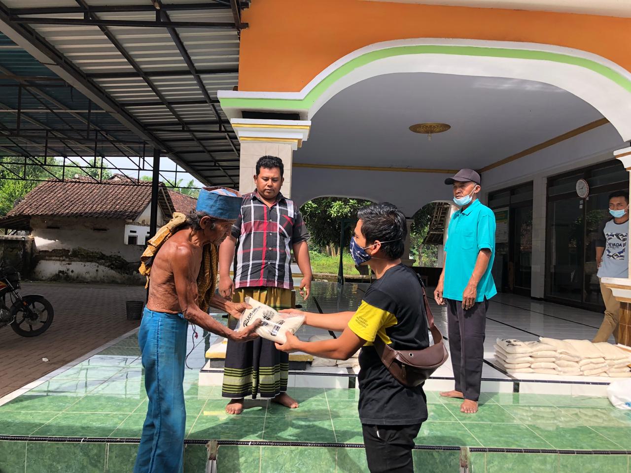 Di Bulan Ramadhan, Tim Hendy Siswanto Berbagi Paket Sembako di Beberapa Wilayah Jember