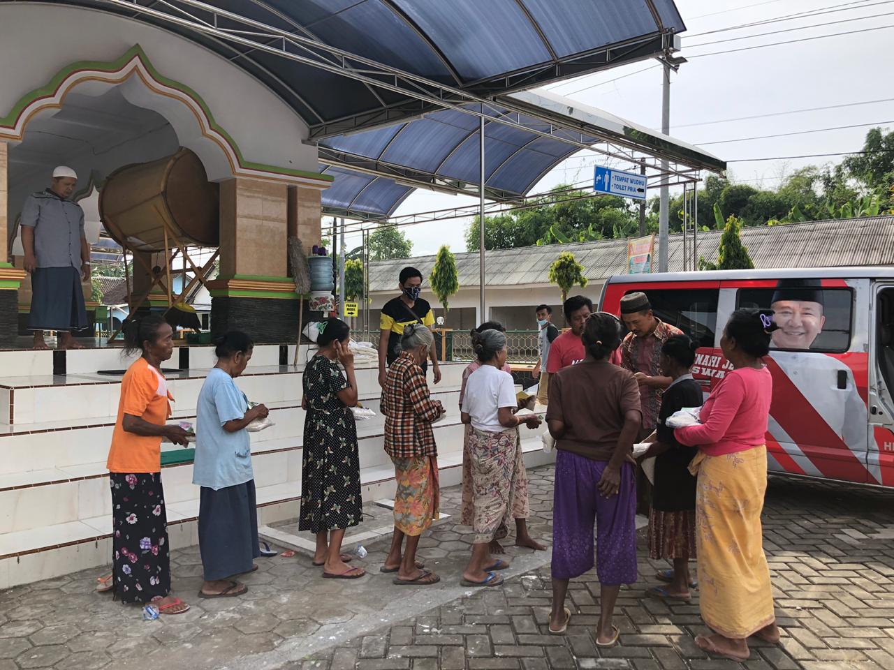 Di Bulan Ramadhan, Tim Hendy Siswanto Berbagi Paket Sembako di Beberapa Wilayah Jember