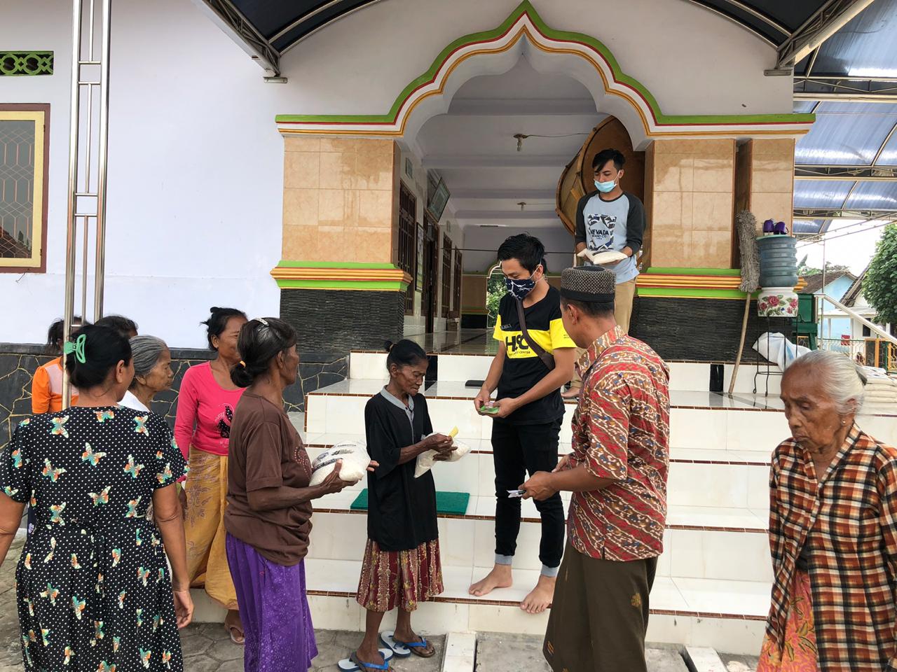 Di Bulan Ramadhan, Tim Hendy Siswanto Berbagi Paket Sembako di Beberapa Wilayah Jember