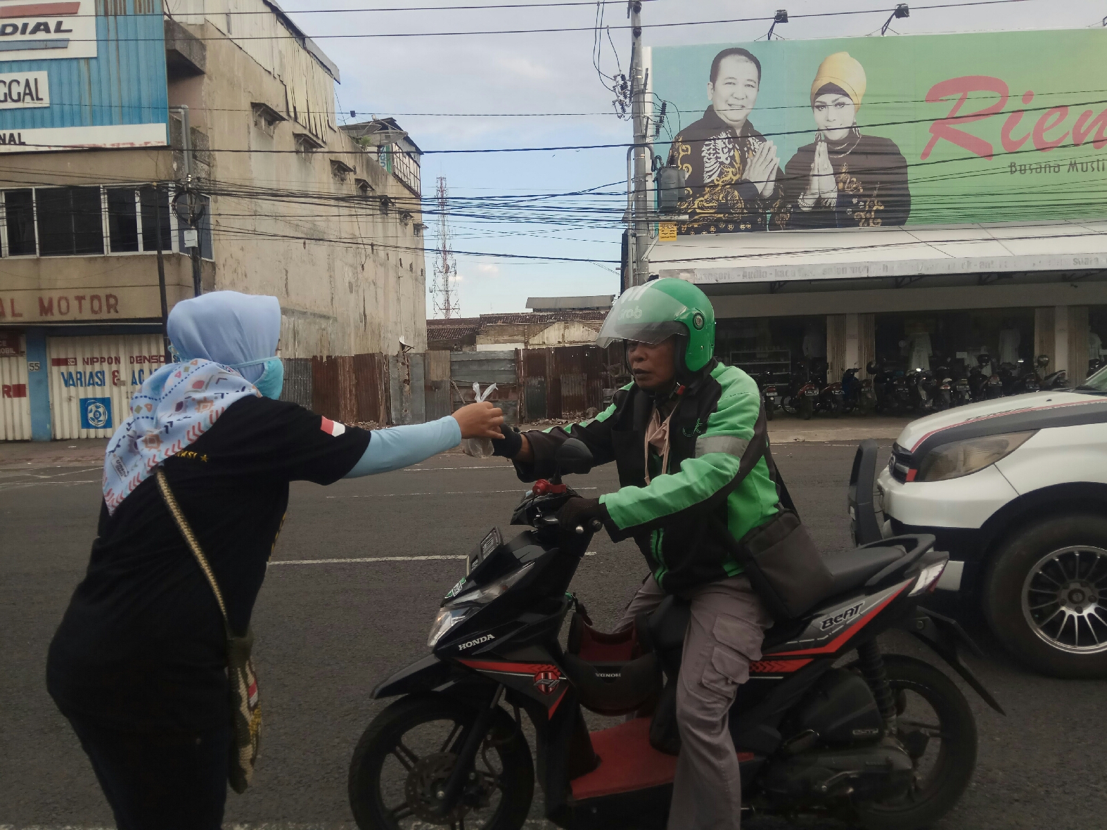 Relawan Solid Jember Bagi-bagi Takjil dan Masker