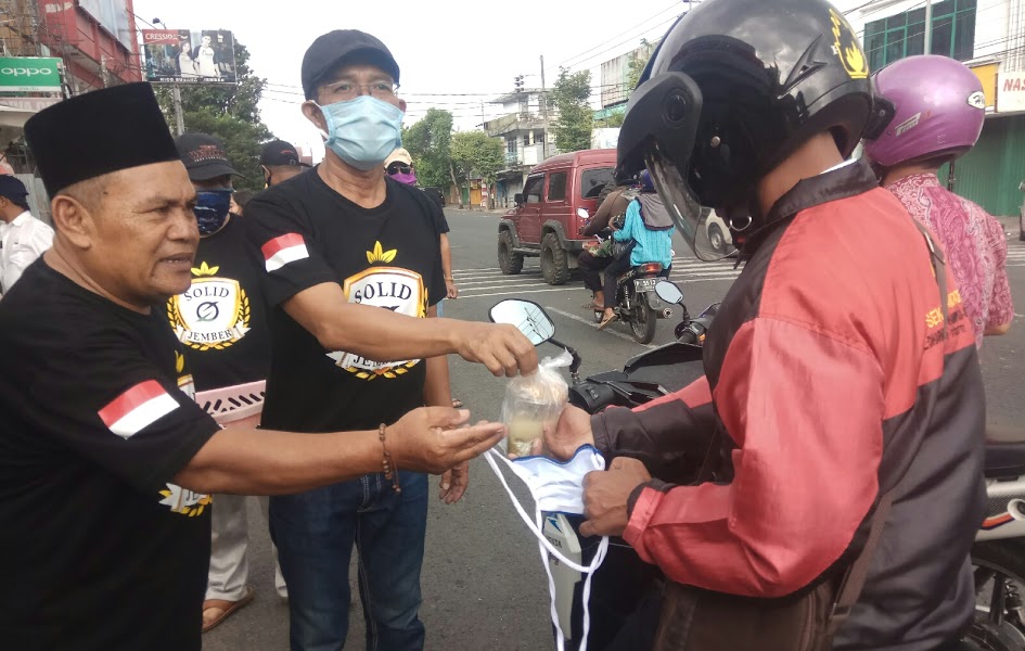 Relawan Solid Jember Bagi-bagi Takjil dan Masker