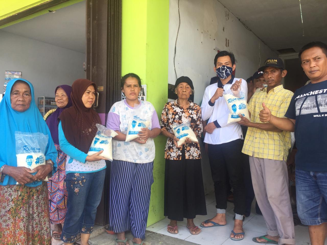 Pembagian Paket Beras Bulan Ramadhan dari H Hendy Siswanto di Kecamatan Wuluhan