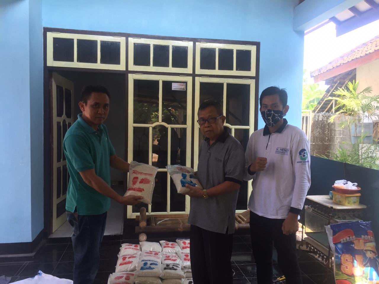 Pembagian Paket Beras Bulan Ramadhan dari H Hendy Siswanto di Kecamatan Wuluhan