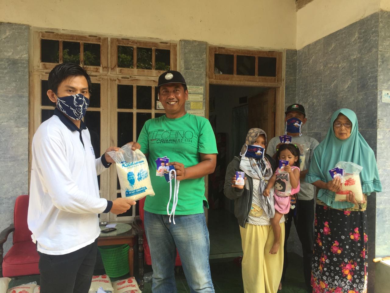 Pembagian Paket Beras Bulan Ramadhan dari H Hendy Siswanto di Kecamatan Wuluhan