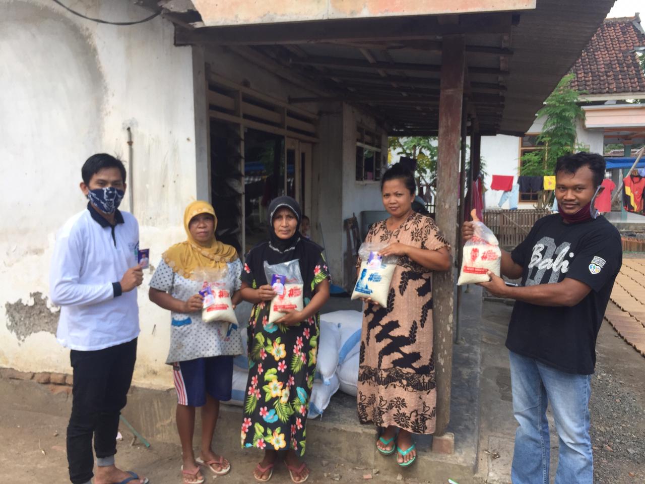 Pembagian Paket Beras Bulan Ramadhan dari H Hendy Siswanto di Kecamatan Wuluhan