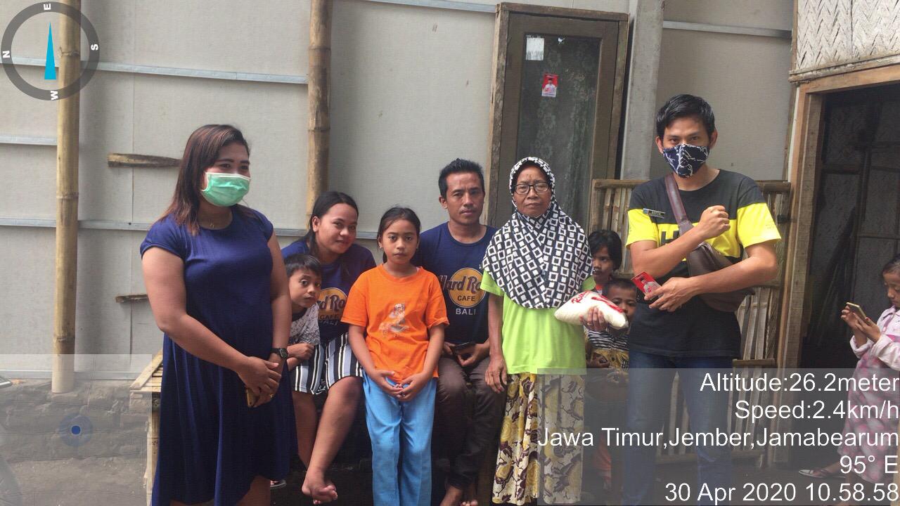 Tim H Hendy Siswanto Bagikan Paket Beras di Kecamatan Rambi dan Balung