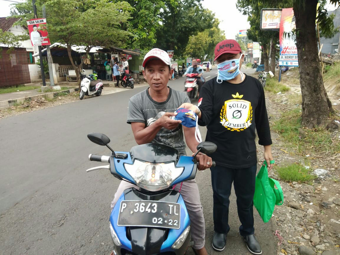 Solid Jember Lakukan Kegiatan Sosial Bagi Takjil dan Masker di Daerah Kreongan Jember