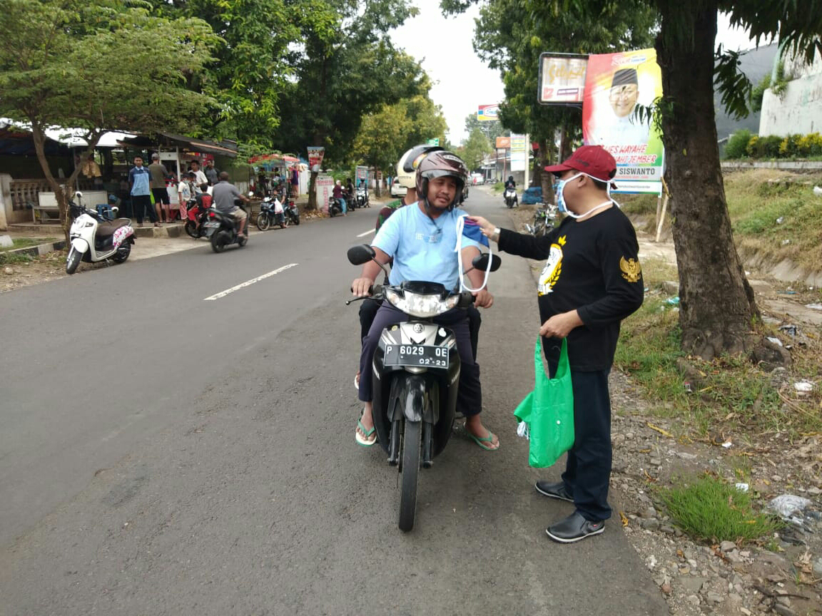 Solid Jember Lakukan Kegiatan Sosial Bagi Takjil dan Masker di Daerah Kreongan Jember