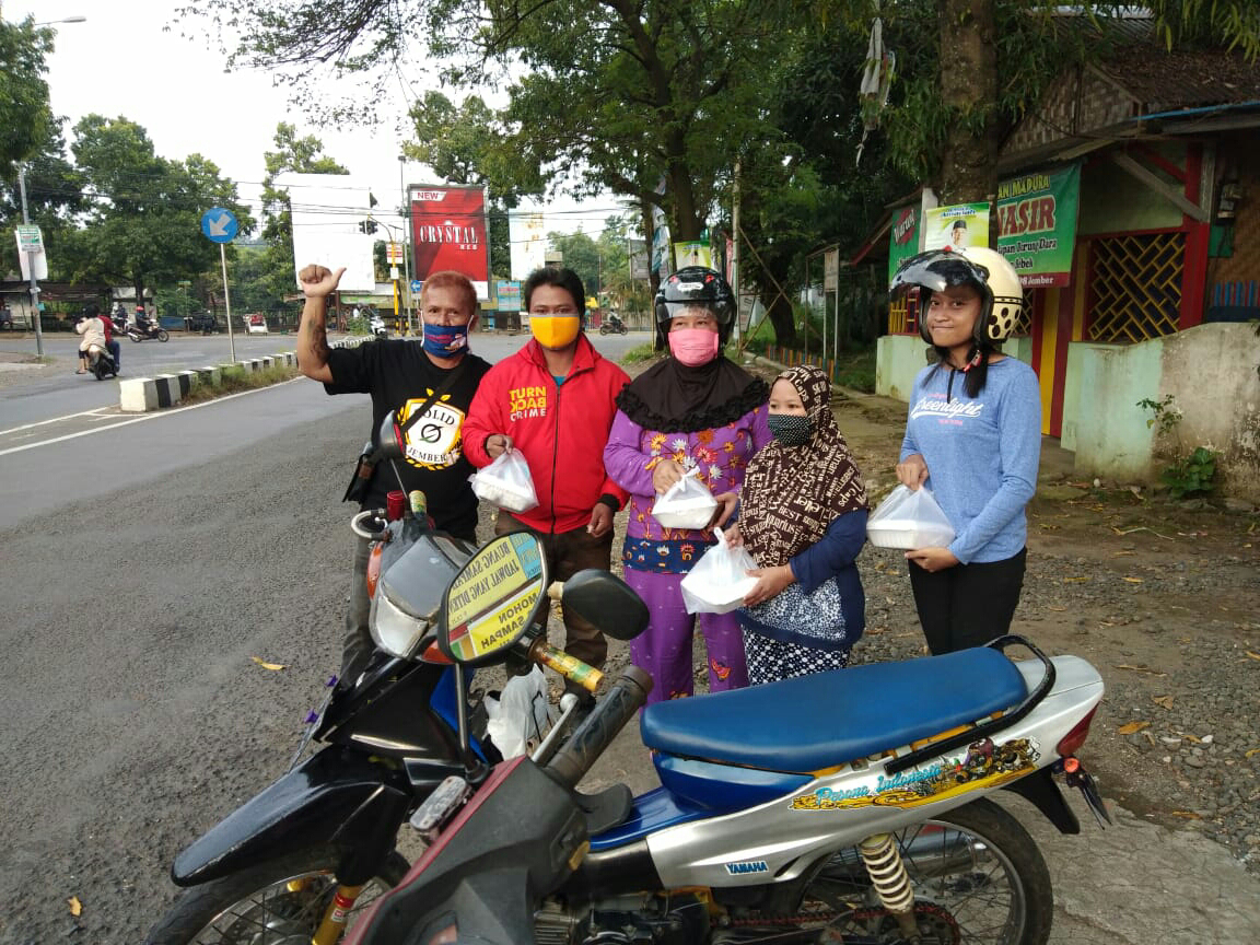 Solid Jember Lakukan Kegiatan Sosial Bagi Takjil dan Masker di Daerah Kreongan Jember