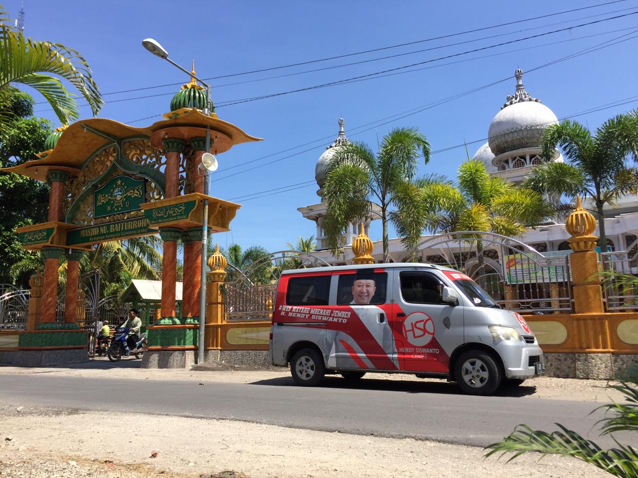 Pembagian Paket Beras Tim Hendy Siswanto Center di Gumukmas dan Puger, Jember