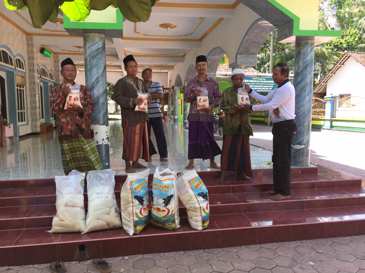 Pembagian Paket Beras Tim Hendy Siswanto Center di Gumukmas dan Puger, Jember