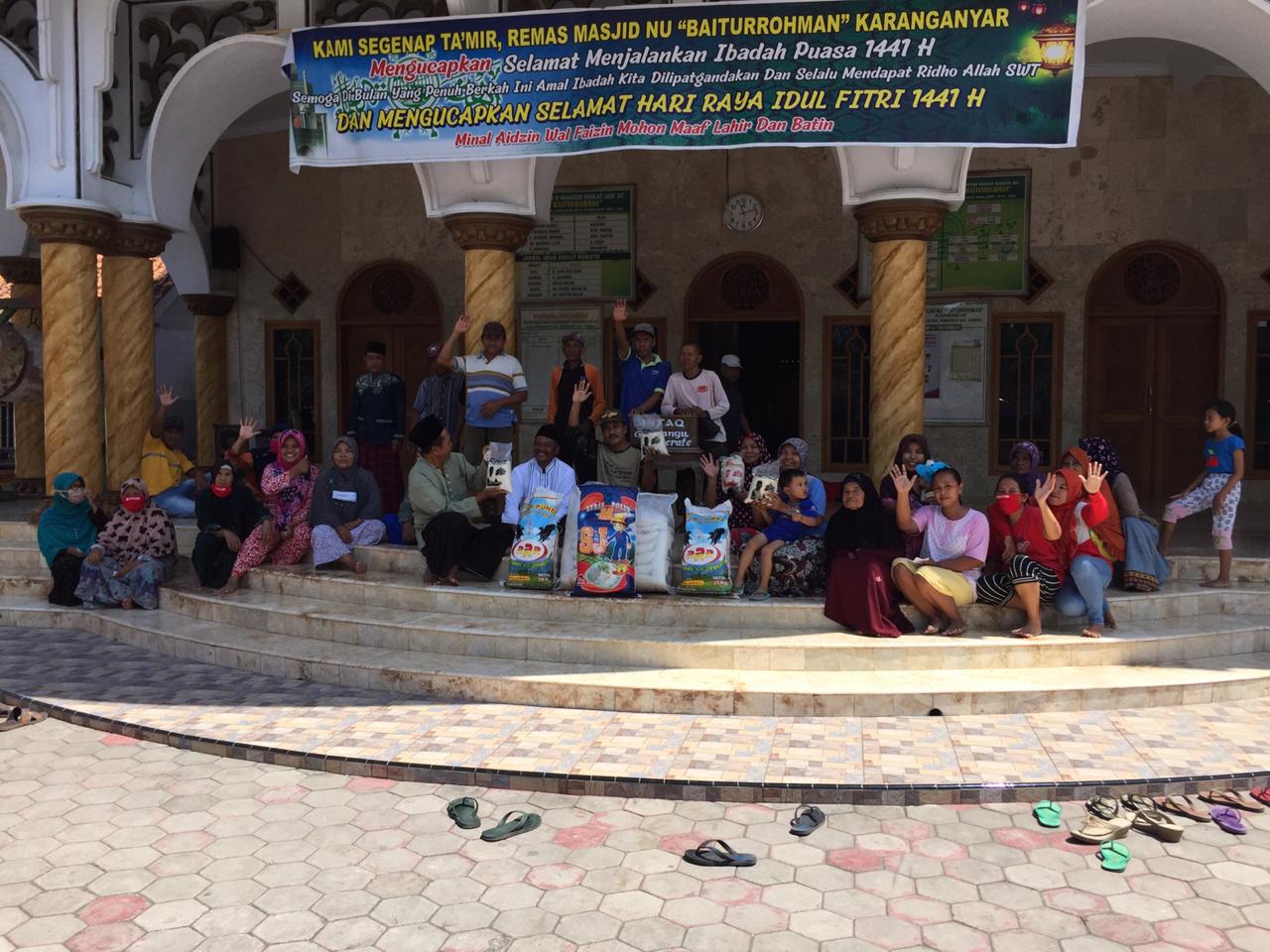 Pembagian Paket Beras Tim Hendy Siswanto Center di Gumukmas dan Puger, Jember