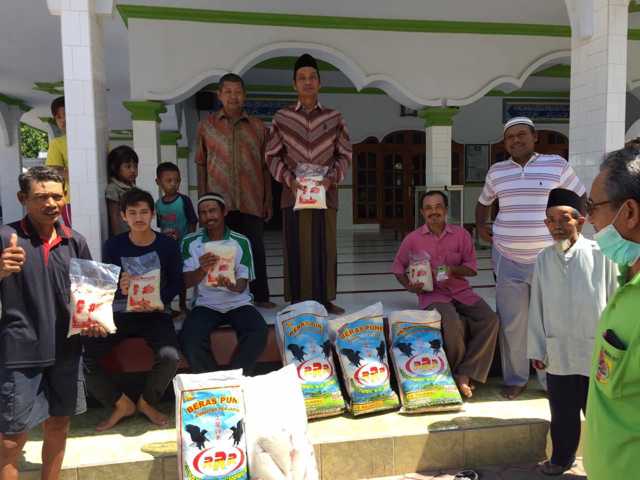 Pembagian Paket Beras Tim Hendy Siswanto Center di Gumukmas dan Puger, Jember