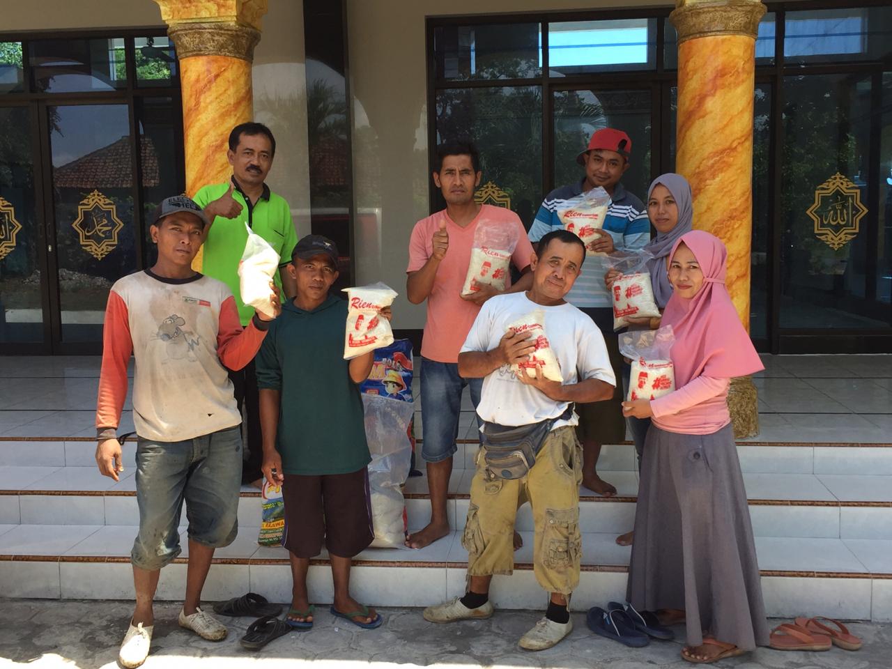 Pembagian Paket Beras Tim Hendy Siswanto Center di Gumukmas dan Puger, Jember